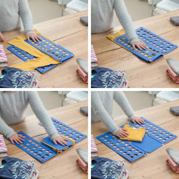 Schritt-für-Schritt-Anleitung: Kind faltet ein gelbes T-Shirt mit einem blauen Faltbrett auf einem Tisch.