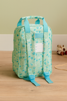 Rückansicht des grünen Kinderrucksacks Safta Dino mit gepolsterten Schultergurten und Namensschild