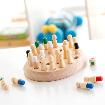 Memory-Schach aus Holz mit farbigen Spielfiguren und Würfel von InnovaGoods
