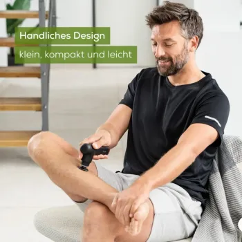 Mann nutzt Beurer MG 79 Massage Gun am Bein – kompaktes, leichtes Design