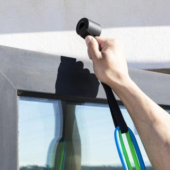 Leicht zwischen Tür und Rahmen für ein gutes Training der Brustmuskulatur zu fixieren