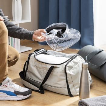 Zusammengefaltete Fibell Kettlebell wird in eine Sporttasche gepackt