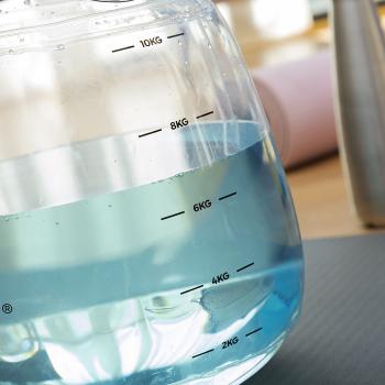 Füllstandsanzeige 2–10 kg an der wassergefüllten Kettlebell Fibell von InnovaGoods