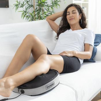Shiatsu-Thermo-Massagegerät Futsa InnovaGoods wird für eine entspannende Beinmassage verwendet