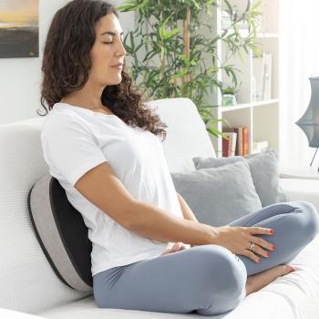 Shiatsu-Thermo-Massagegerät Futsa InnovaGoods wird als Rückenmassagekissen auf dem Sofa verwendet