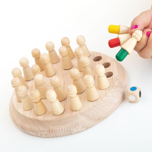 Hand mit bunten Spielfiguren beim Memory-Schach Taeda aus Holz