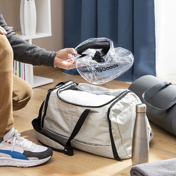 Zusammengefaltete Fibell Kettlebell wird in eine Sporttasche gepackt