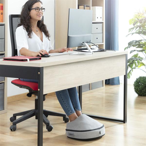 Frau verwendet das Shiatsu-Thermo-Massagegerät Futsa InnovaGoods im Büro unter dem Schreibtisch